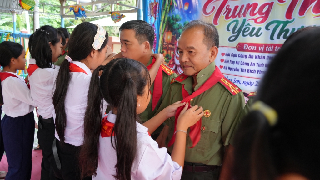 Hội Cựu CAND tỉnh Đồng Tháp mang Tết Trung thu trọn vẹn đến học sinh xã Đồng Sơn