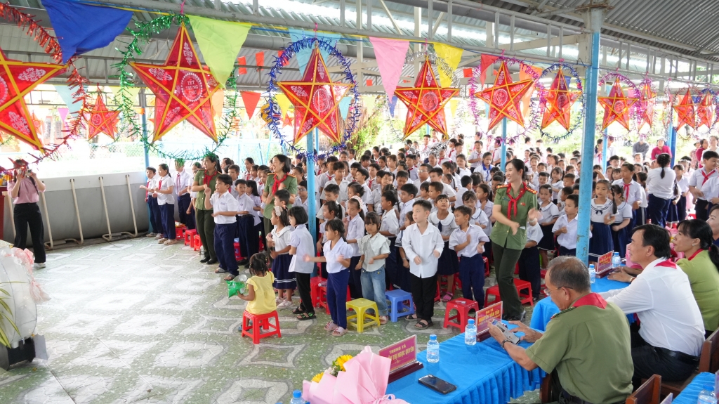 Hội Cựu CAND tỉnh Đồng Tháp mang Tết Trung thu trọn vẹn đến học sinh xã Đồng Sơn
