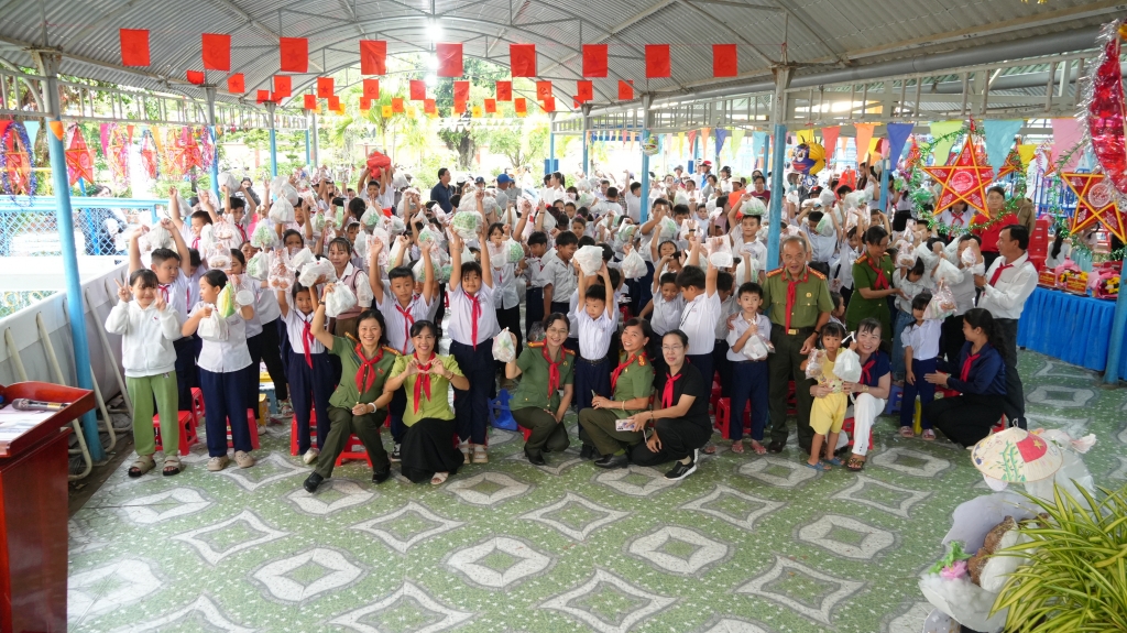 Hội Cựu CAND tỉnh Đồng Tháp mang Tết Trung thu trọn vẹn đến học sinh xã Đồng Sơn