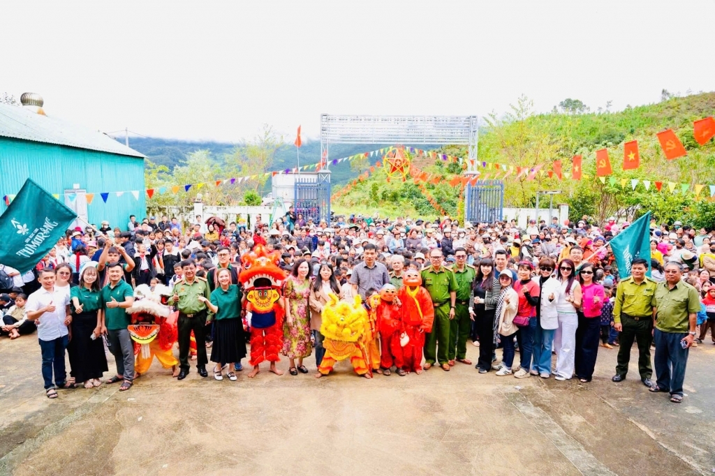 Hội Cựu CAND tỉnh Quảng Ngãi chung tay mang Trung thu ấm áp đến trẻ em vùng cao Măng Ri