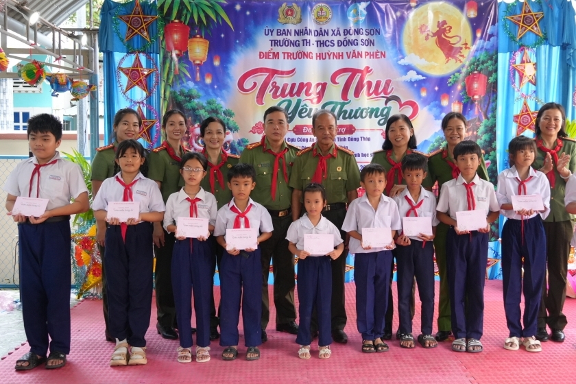 Hội Cựu CAND tỉnh Đồng Tháp mang Tết Trung thu trọn vẹn đến học sinh xã Đồng Sơn