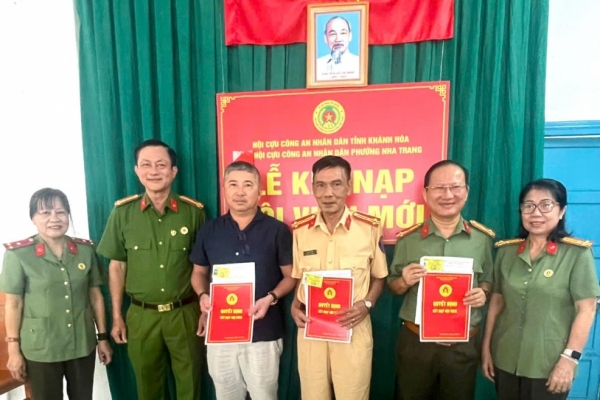 Khánh Hòa: Hội Cựu CAND phường Nha Trang kết nạp hội viên mới