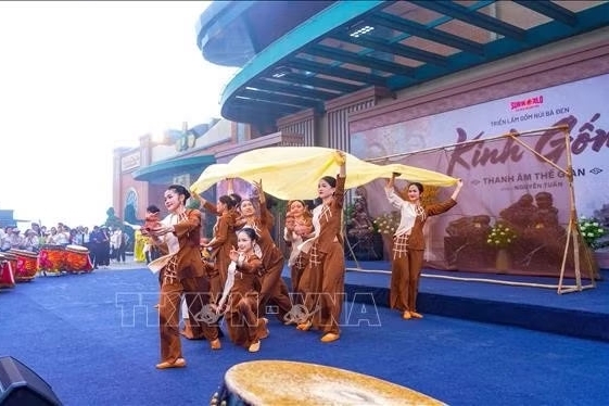 Phát triển văn hóa, xây dựng con người thời kỳ mới