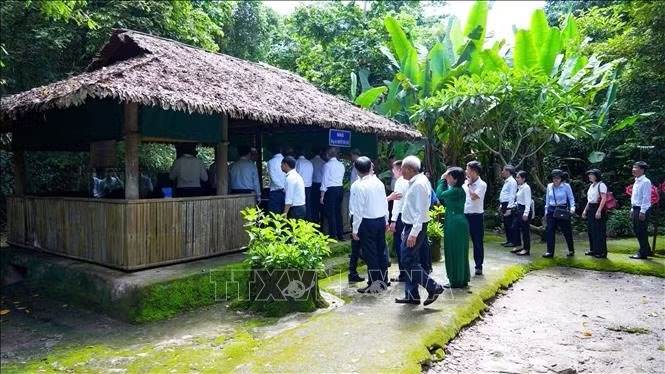 Phát triển văn hóa, xây dựng con người thời kỳ mới