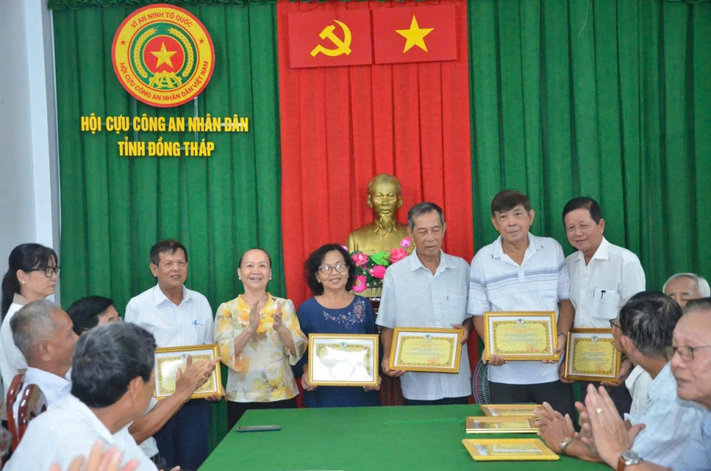 Hội Cựu CAND tỉnh Đồng Tháp họp mặt mừng thọ hội viên cao tuổi