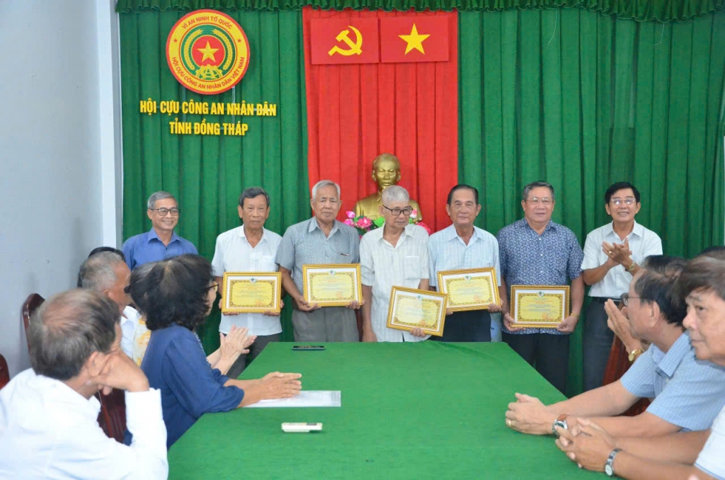 Hội Cựu CAND tỉnh Đồng Tháp họp mặt mừng thọ hội viên cao tuổi
