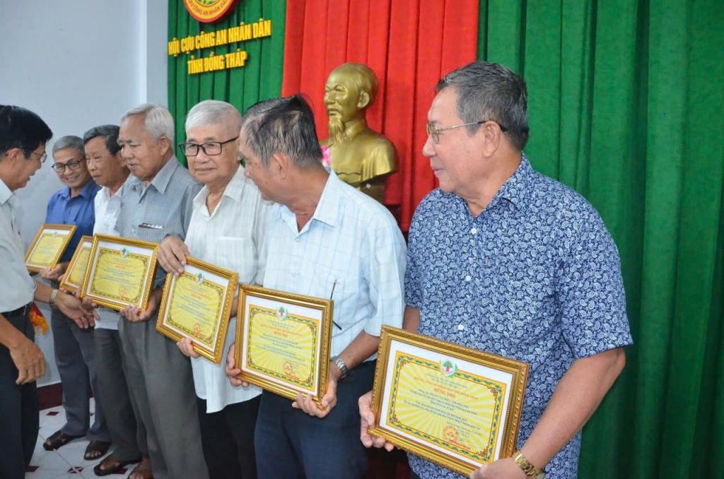 Hội Cựu CAND tỉnh Đồng Tháp họp mặt mừng thọ hội viên cao tuổi