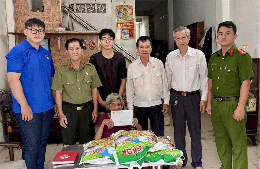 Nêu tấm gương cho thế hệ trẻ Công an noi theo