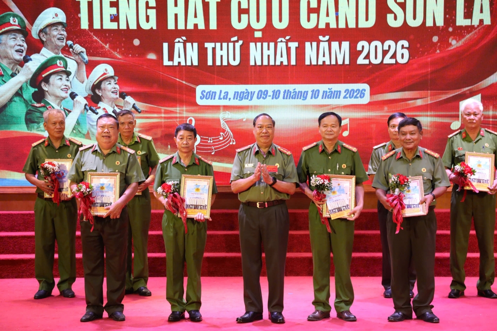 Rực rỡ sắc màu Liên hoan “Tiếng hát Cựu CAND Sơn La” lần thứ nhất