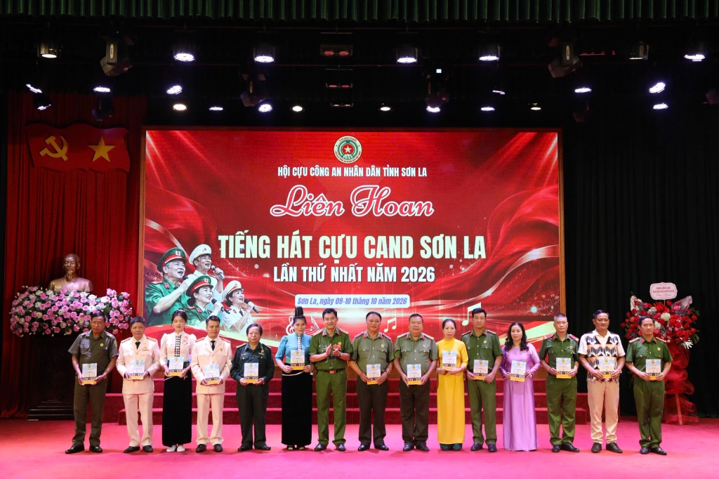 Rực rỡ sắc màu Liên hoan “Tiếng hát Cựu CAND Sơn La” lần thứ nhất