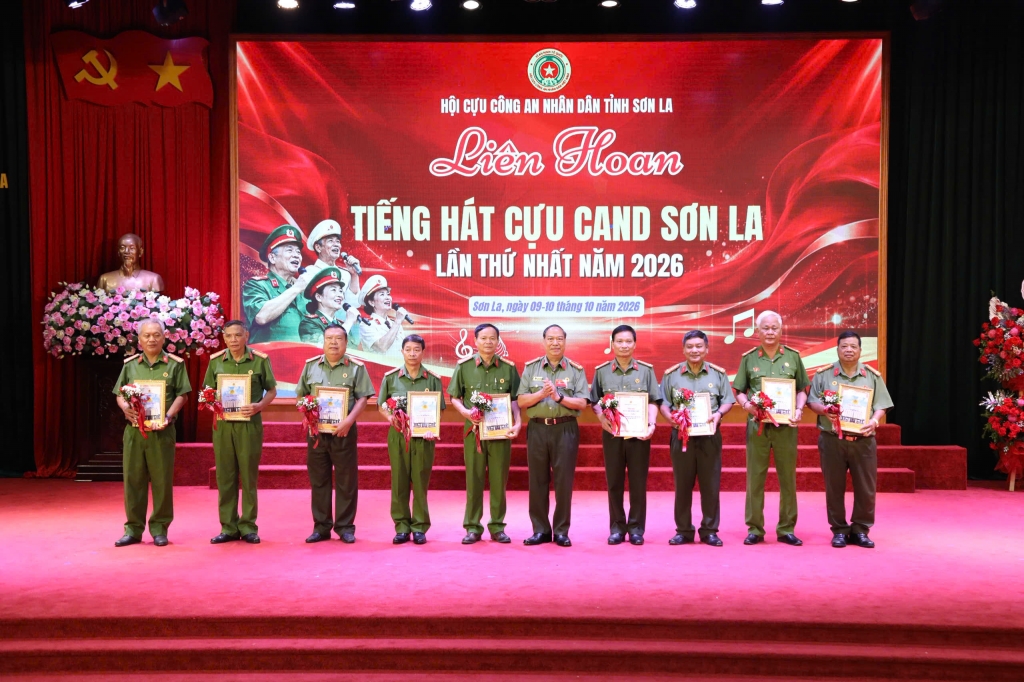 Rực rỡ sắc màu Liên hoan “Tiếng hát Cựu CAND Sơn La” lần thứ nhất