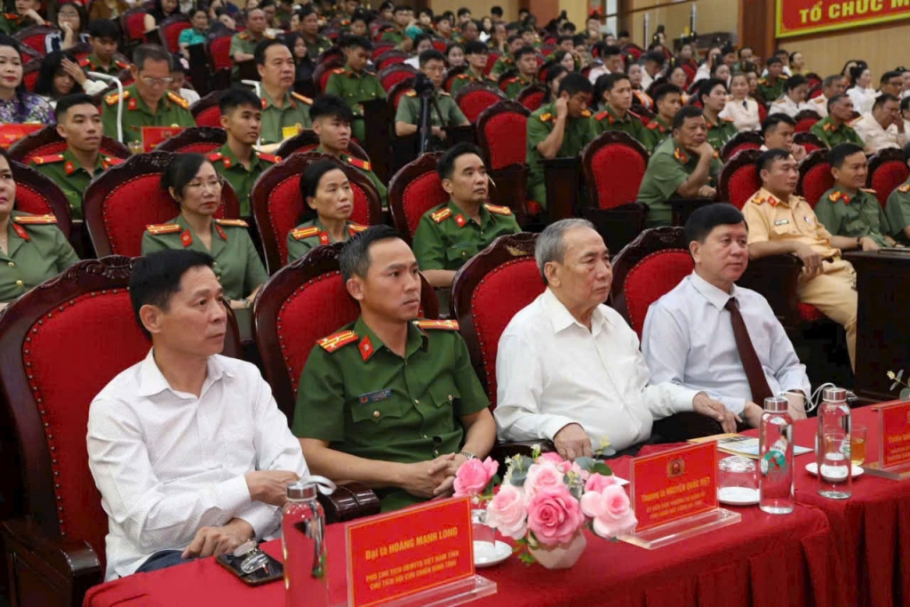 Rực rỡ sắc màu Liên hoan “Tiếng hát Cựu CAND Sơn La” lần thứ nhất