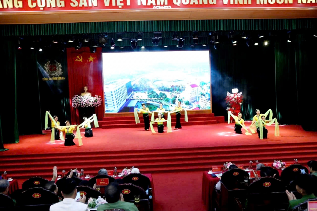 Rực rỡ sắc màu Liên hoan “Tiếng hát Cựu CAND Sơn La” lần thứ nhất