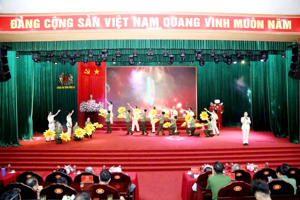 Rực rỡ sắc màu Liên hoan “Tiếng hát Cựu CAND Sơn La” lần thứ nhất