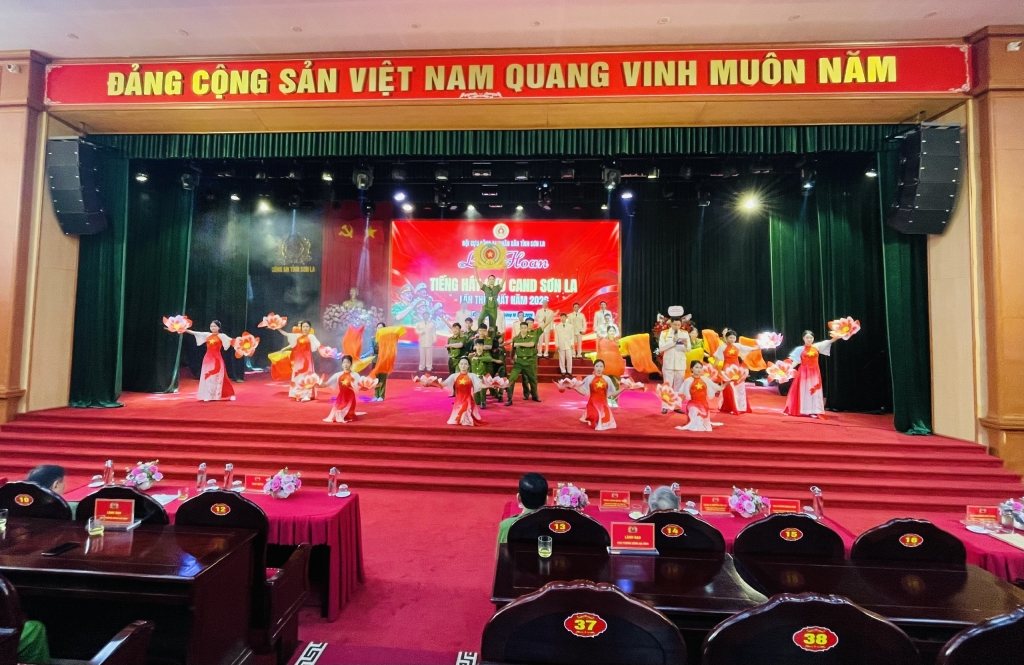 Rực rỡ sắc màu Liên hoan “Tiếng hát Cựu CAND Sơn La” lần thứ nhất
