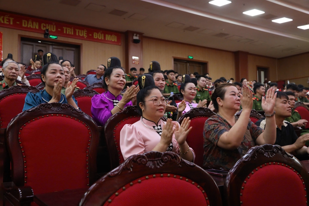 Rực rỡ sắc màu Liên hoan “Tiếng hát Cựu CAND Sơn La” lần thứ nhất