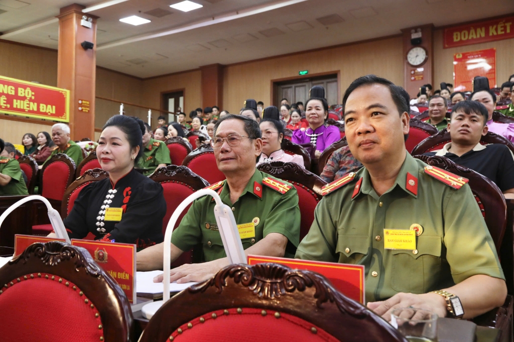 Rực rỡ sắc màu Liên hoan “Tiếng hát Cựu CAND Sơn La” lần thứ nhất