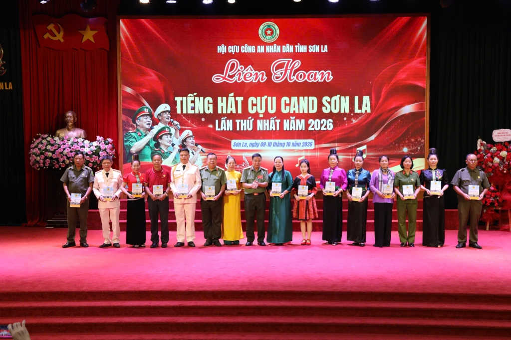 Rực rỡ sắc màu Liên hoan “Tiếng hát Cựu CAND Sơn La” lần thứ nhất