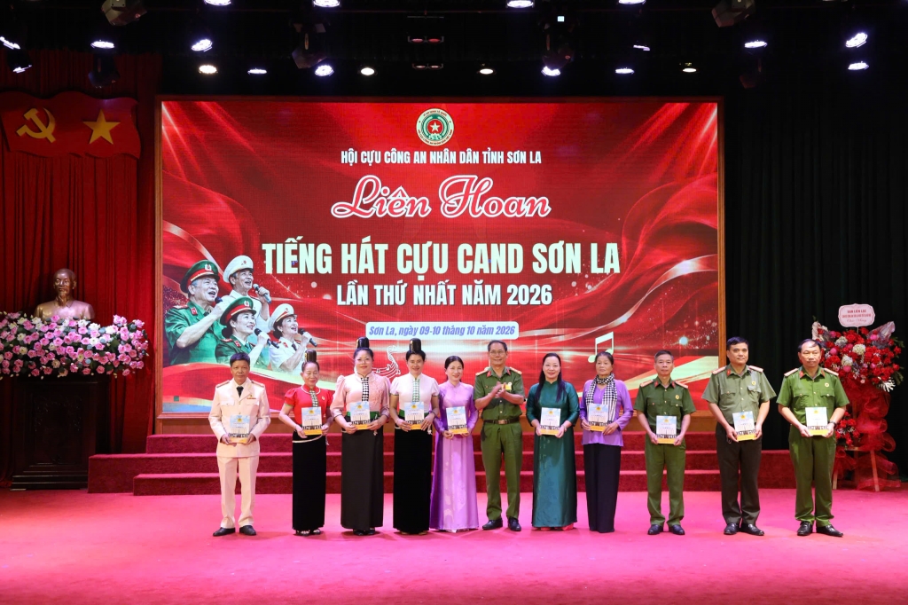 Rực rỡ sắc màu Liên hoan “Tiếng hát Cựu CAND Sơn La” lần thứ nhất