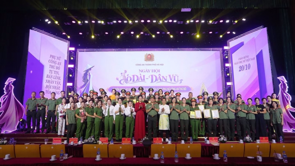 Ngày hội áo dài, dân vũ của phụ nữ Công an Thủ đô