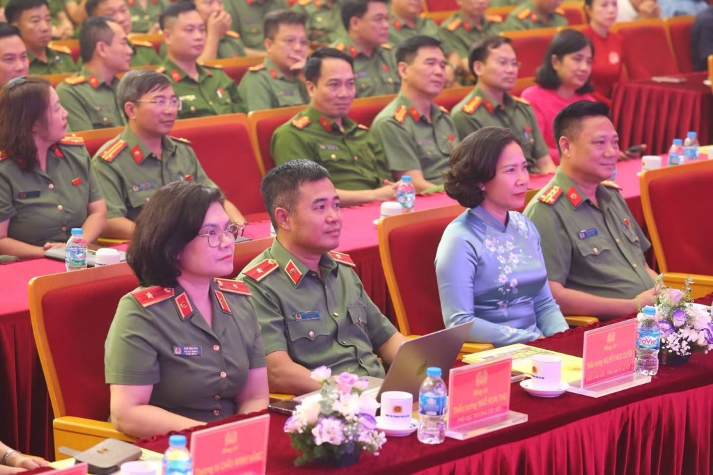 Ngày hội áo dài, dân vũ của phụ nữ Công an Thủ đô