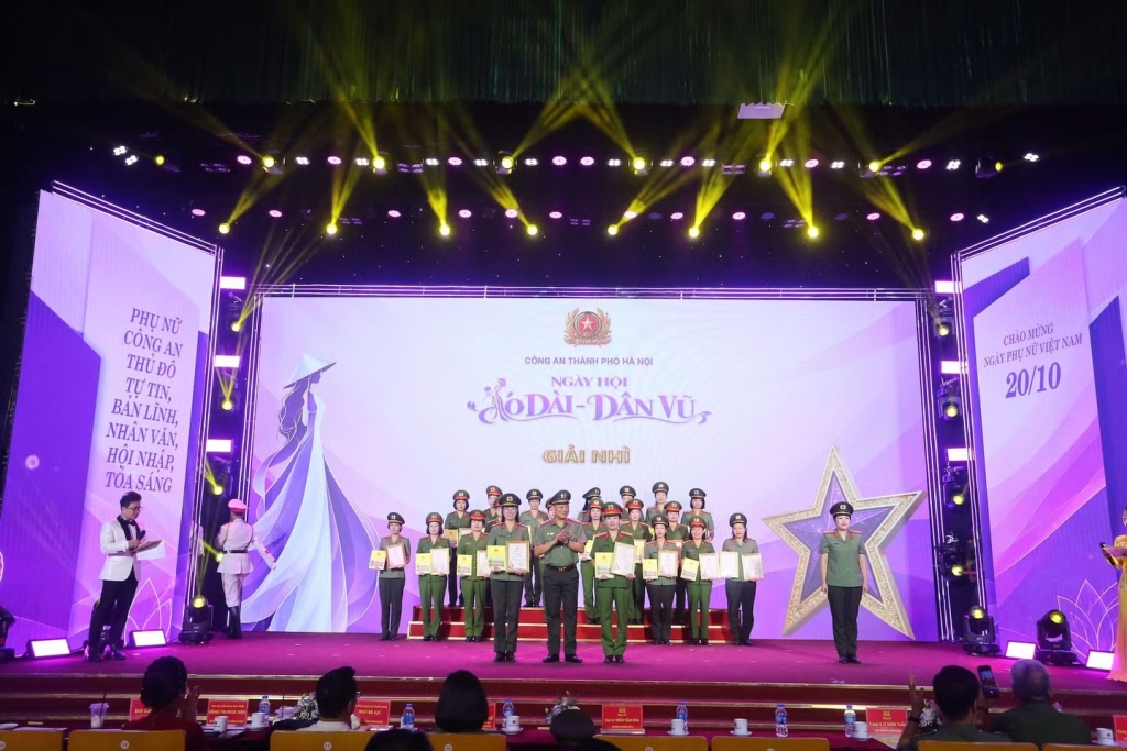 Ngày hội áo dài, dân vũ của phụ nữ Công an Thủ đô