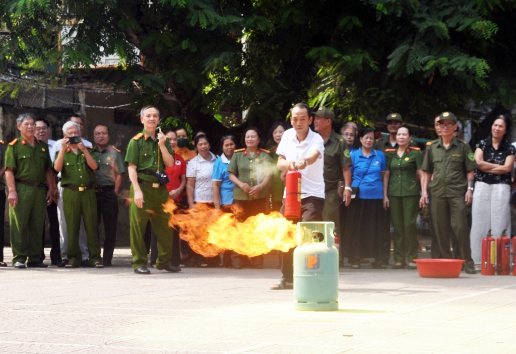 Đưa kỹ năng PCCC đến từng khu dân cư: Mô hình phối hợp hiệu quả tại Chi hội Cựu CAND 45 và 50 phường Thanh Xuân