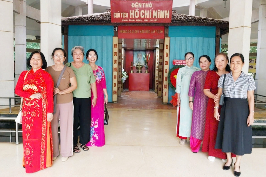 Nữ cựu CAND tỉnh Vĩnh Long dâng hương tưởng niệm Bác Hồ nhân ngày 20/10