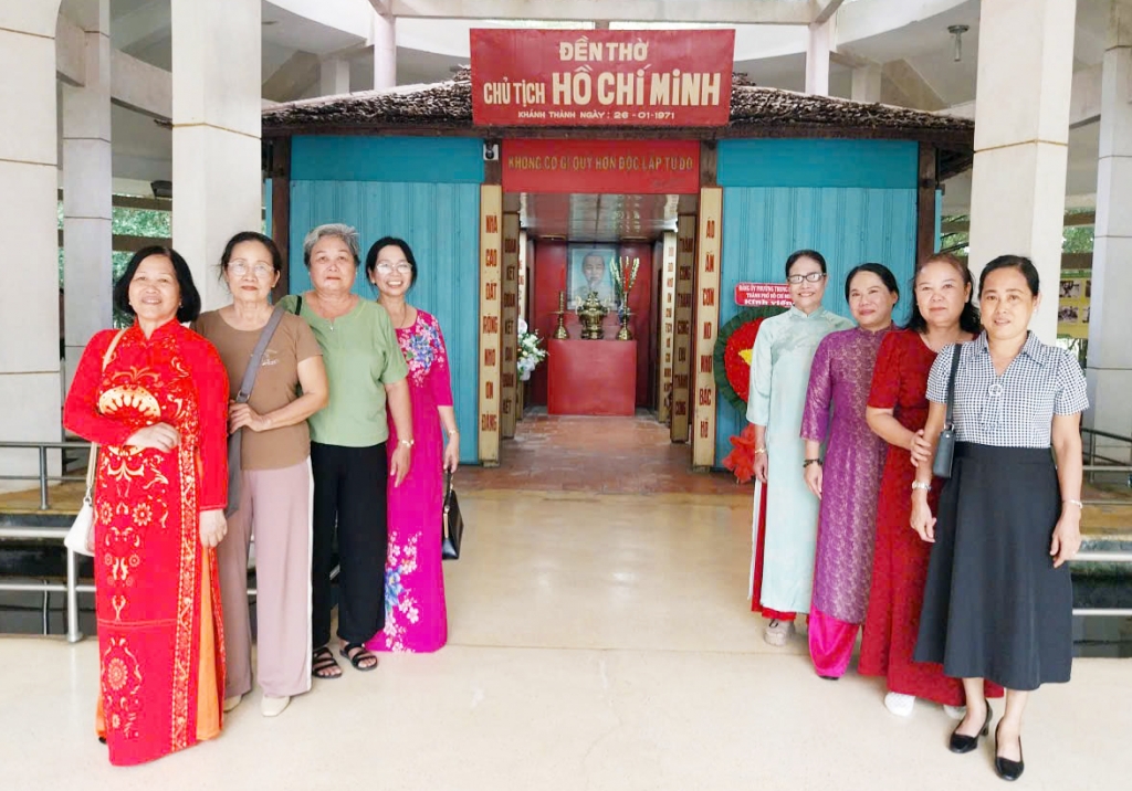 Nữ cựu CAND tỉnh Vĩnh Long dâng hương tưởng niệm Bác Hồ nhân ngày 20/10
