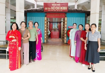 Nữ cựu CAND tỉnh Vĩnh Long dâng hương tưởng niệm Bác Hồ nhân ngày 20/10