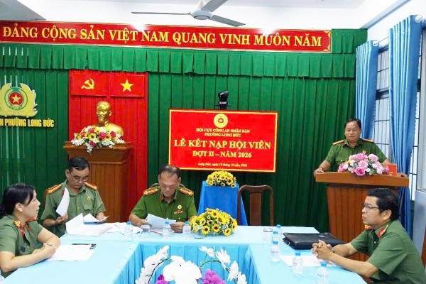 Vĩnh Long: Hội Cựu CAND phường Long Đức kết nạp 23 hội viên mới