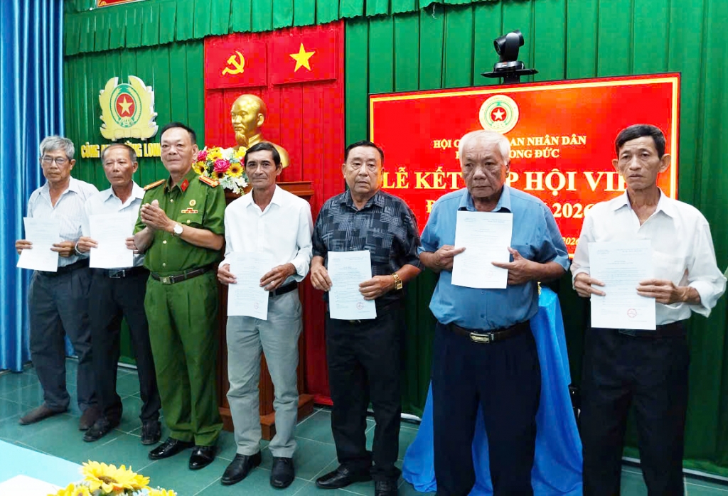 Vĩnh Long: Hội Cựu CAND phường Long Đức kết nạp 23 hội viên mới