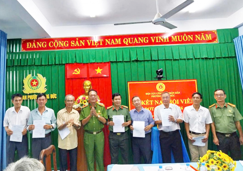 Vĩnh Long: Hội Cựu CAND phường Long Đức kết nạp 23 hội viên mới