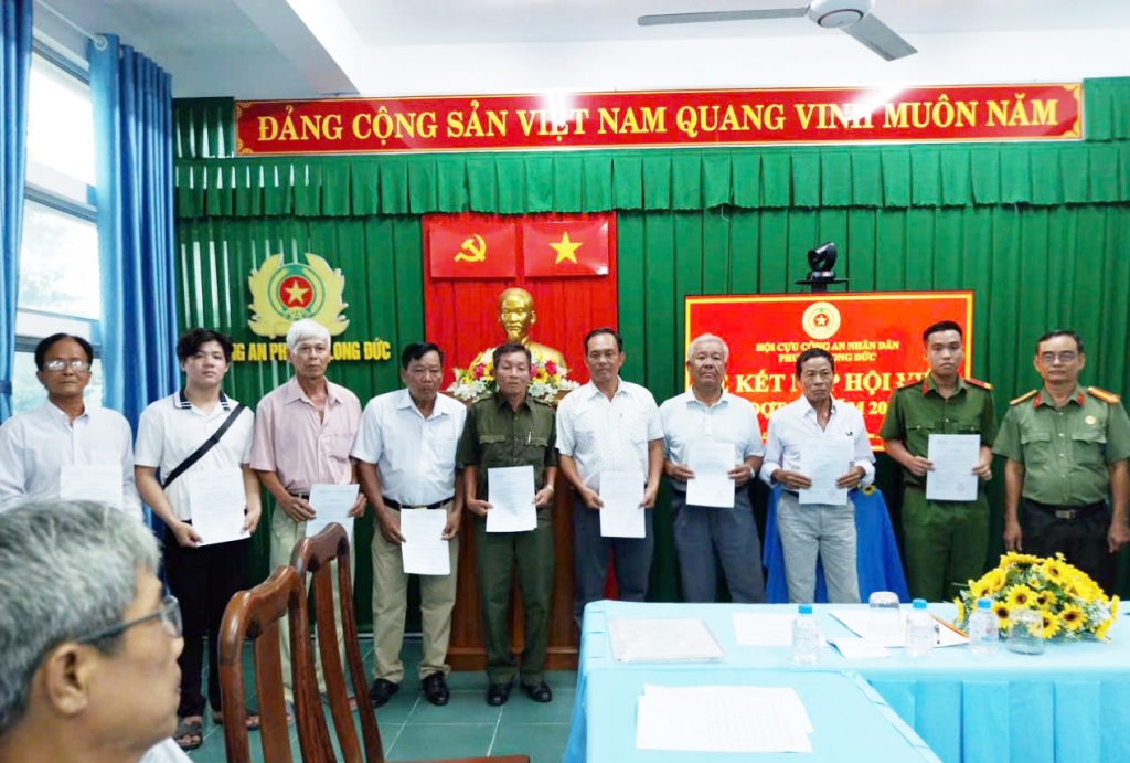 Vĩnh Long: Hội Cựu CAND phường Long Đức kết nạp 23 hội viên mới