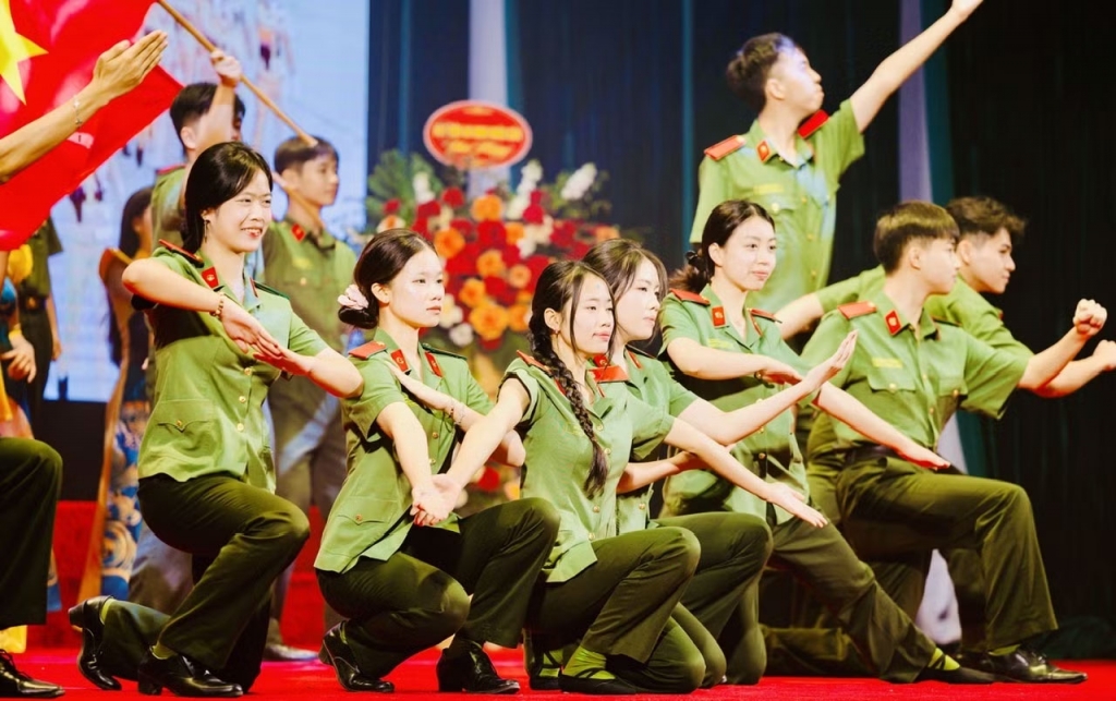Xúc động cuộc hội ngộ sau nửa thế kỷ của khóa D8 - Học viện An ninh nhân dân