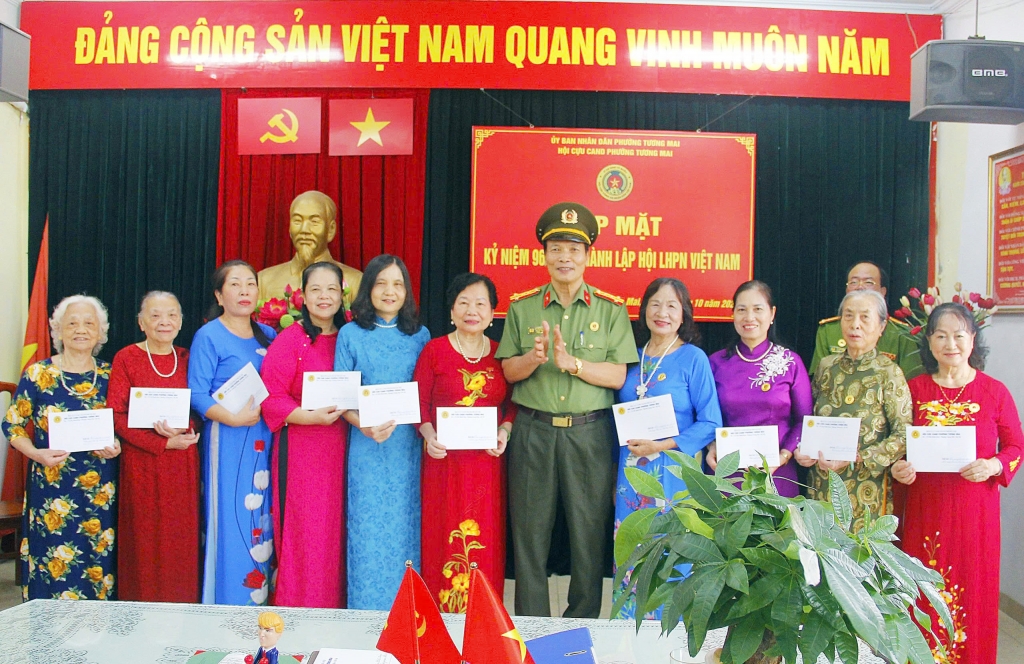 Hà Nội: Hội Cựu CAND phường Tương Mai gặp mặt nữ hội viên nhân Ngày Phụ nữ Việt Nam 20/10