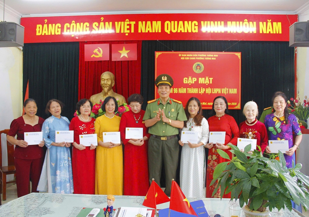 Hà Nội: Hội Cựu CAND phường Tương Mai gặp mặt nữ hội viên nhân Ngày Phụ nữ Việt Nam 20/10