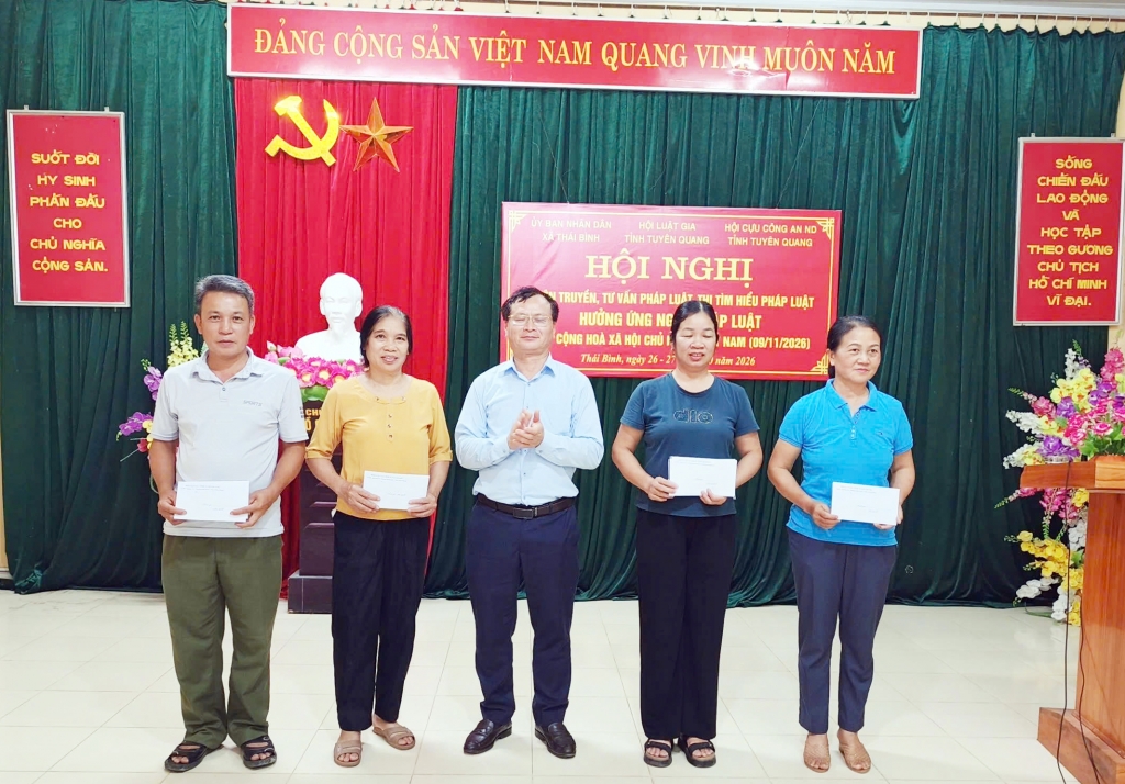 Hội Cựu CAND tỉnh Tuyên Quang phối hợp đẩy mạnh tuyên truyền và tư vấn pháp luật tại cơ sở