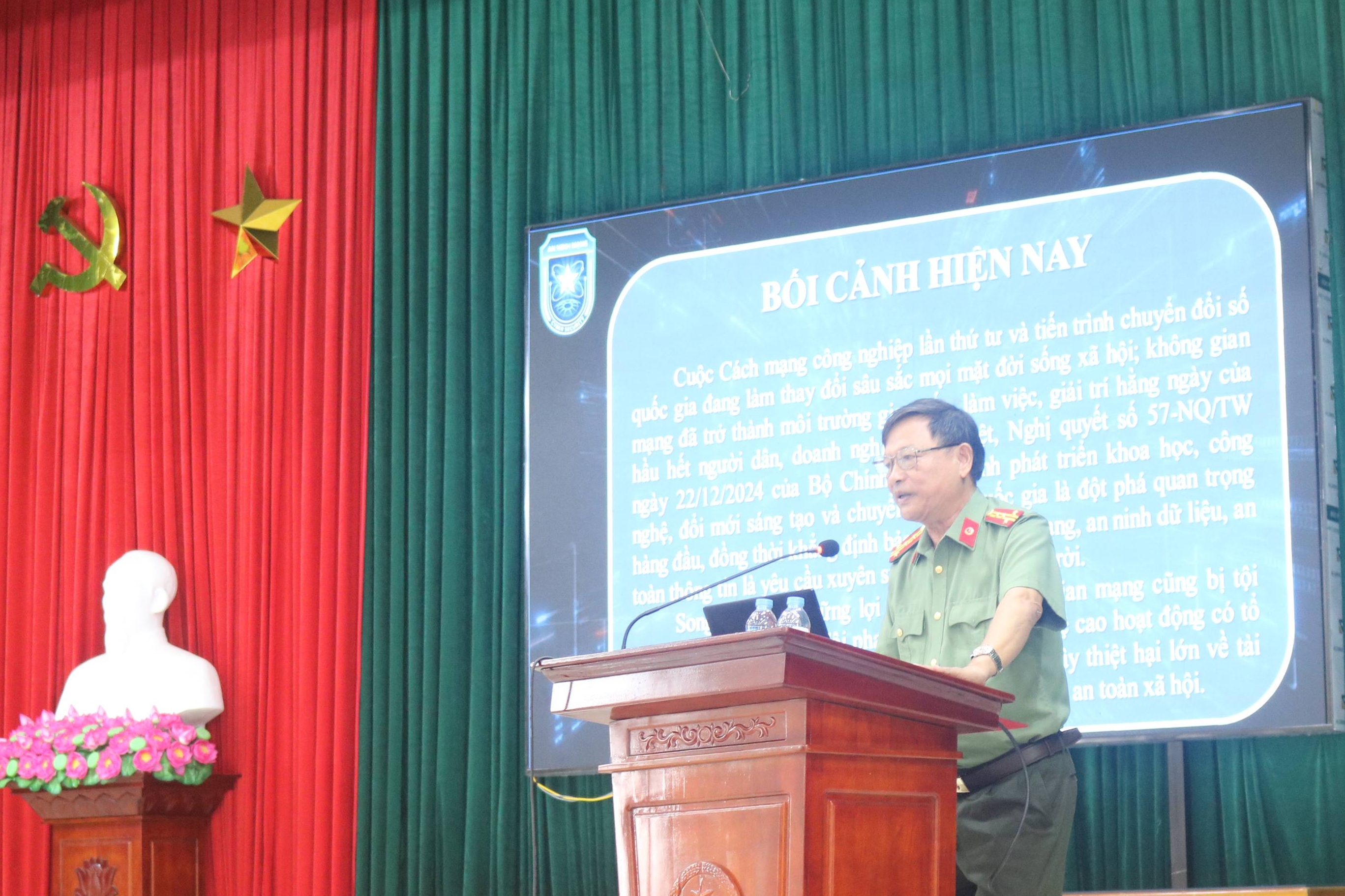 Ninh Bình: Hội Cựu CAND xã Nam Ninh phối hợp tuyên truyền ý thức pháp luật và an ninh mạng cho nhân dân
