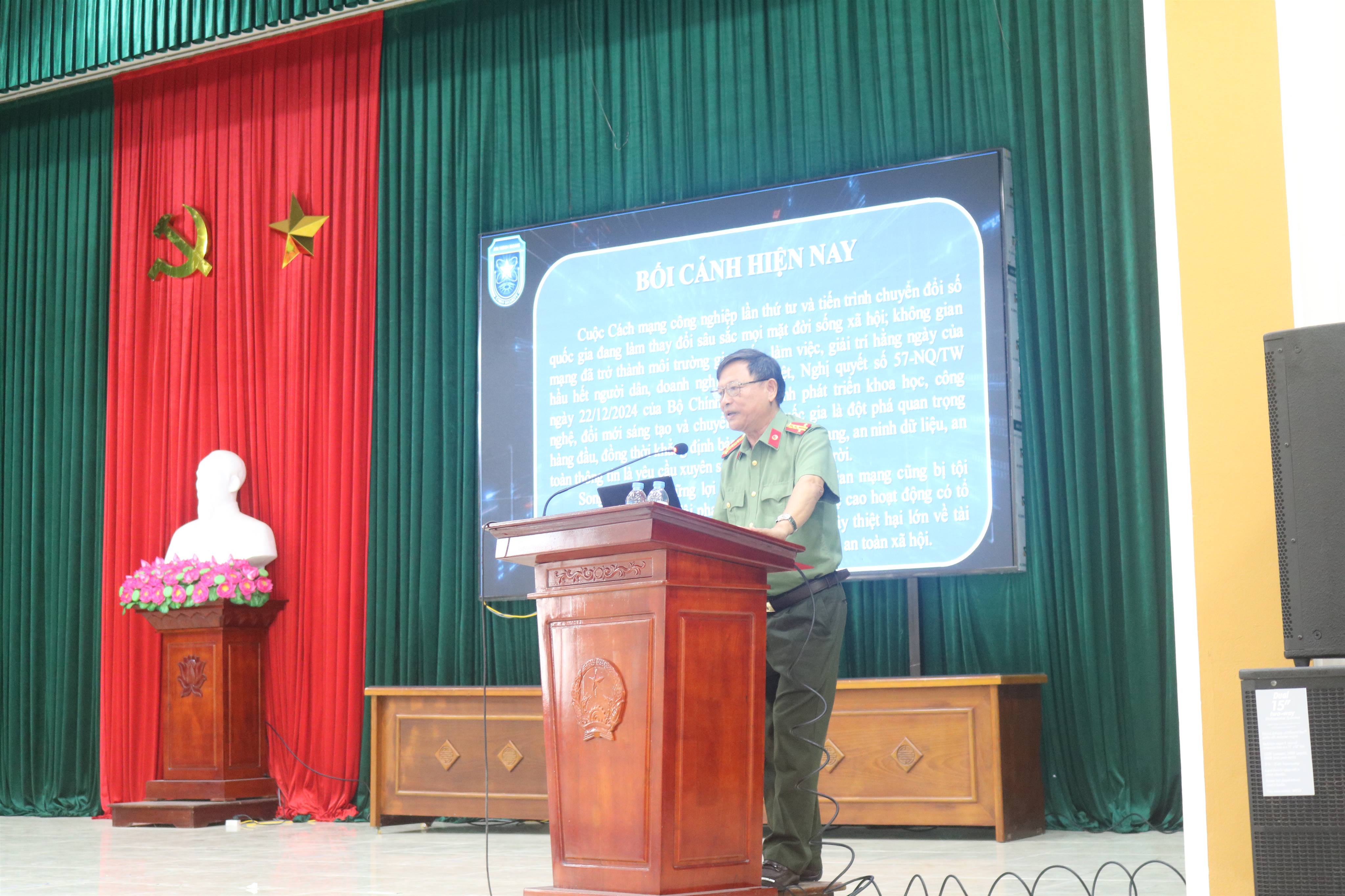 Ninh Bình: Hội Cựu CAND xã Nam Ninh phối hợp tuyên truyền ý thức pháp luật và an ninh mạng cho nhân dân