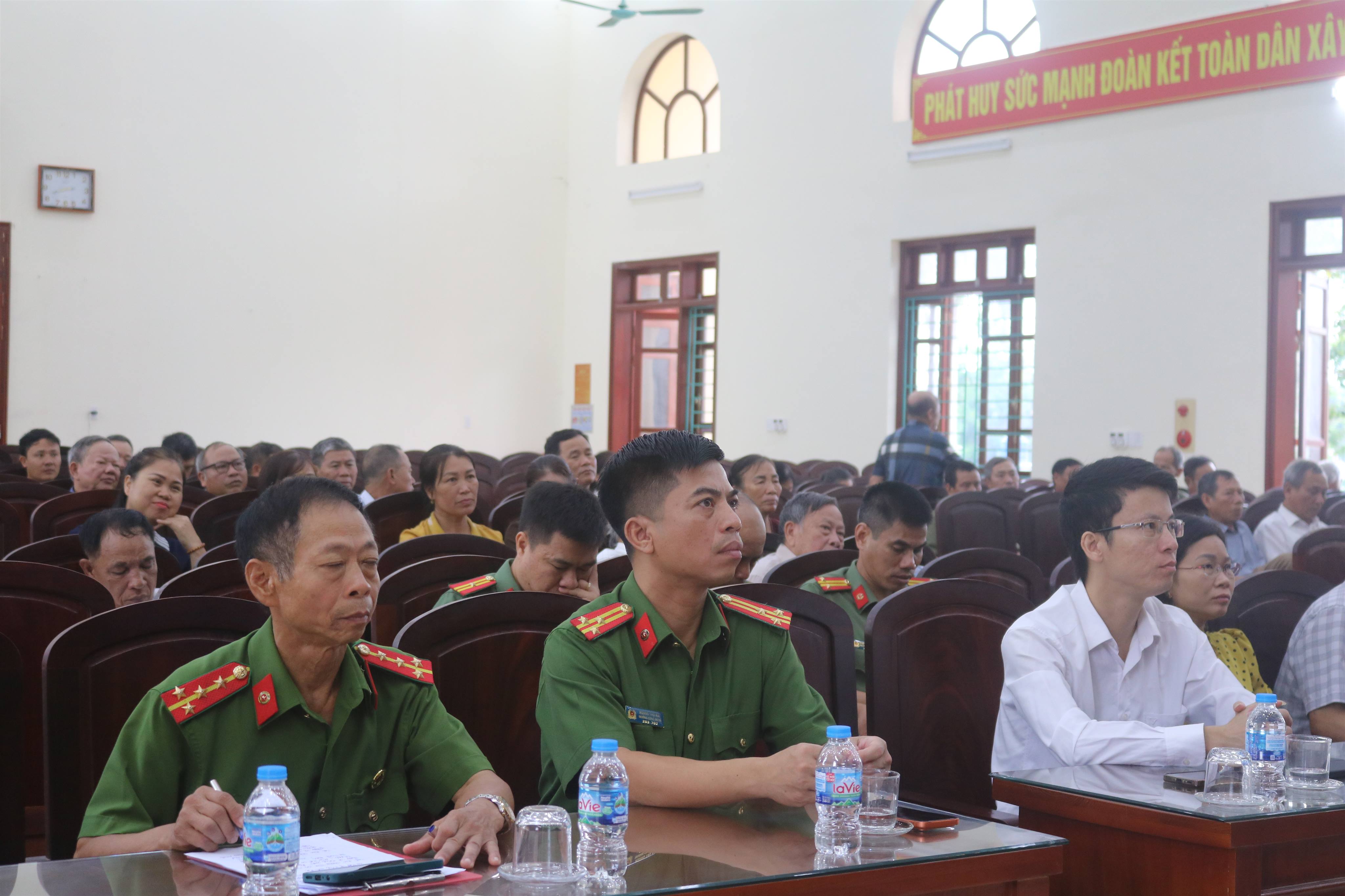 Ninh Bình: Hội Cựu CAND xã Nam Ninh phối hợp tuyên truyền ý thức pháp luật và an ninh mạng cho nhân dân