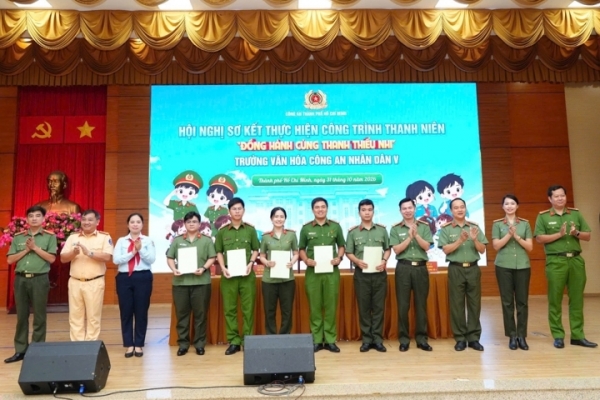 Công an TP.HCM đồng hành, chăm lo toàn diện cho học sinh Trường Văn hóa CAND V