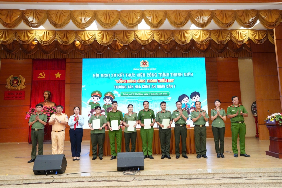 Công an TP.HCM đồng hành, chăm lo toàn diện cho học sinh Trường Văn hóa CAND V