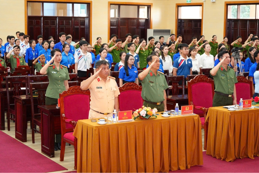 Công an TP.HCM đồng hành, chăm lo toàn diện cho học sinh Trường Văn hóa CAND V