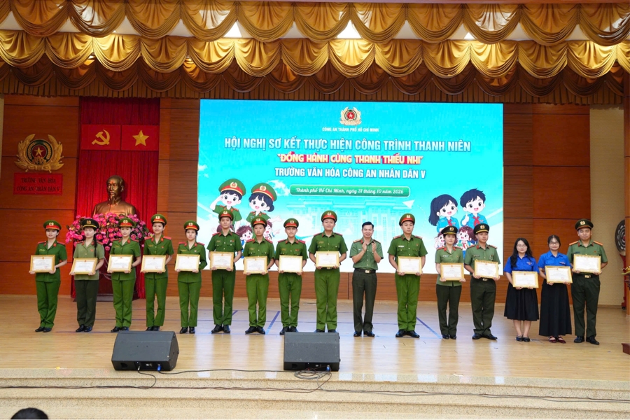 Công an TP.HCM đồng hành, chăm lo toàn diện cho học sinh Trường Văn hóa CAND V