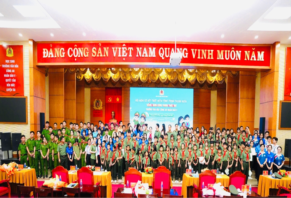 Công an TP.HCM đồng hành, chăm lo toàn diện cho học sinh Trường Văn hóa CAND V