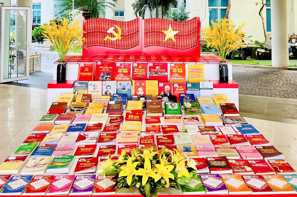 Trưng bày thông tin, giới thiệu sách chào mừng Đại hội XIV của Đảng