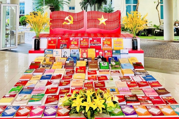 Trưng bày thông tin, giới thiệu sách chào mừng Đại hội XIV của Đảng