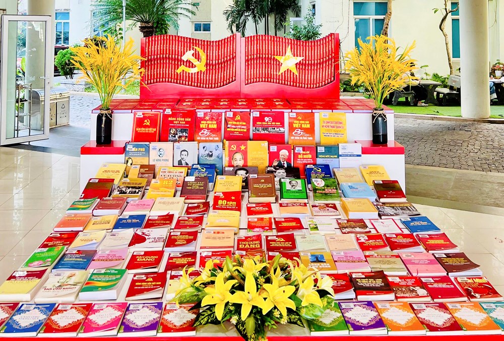 Trưng bày thông tin, giới thiệu sách chào mừng Đại hội XIV của Đảng