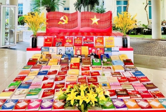 Trưng bày thông tin, giới thiệu sách chào mừng Đại hội XIV của Đảng
